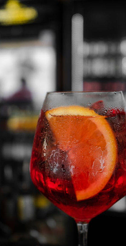 Bicchiere da aperitivo con ghiaccio e arancia
