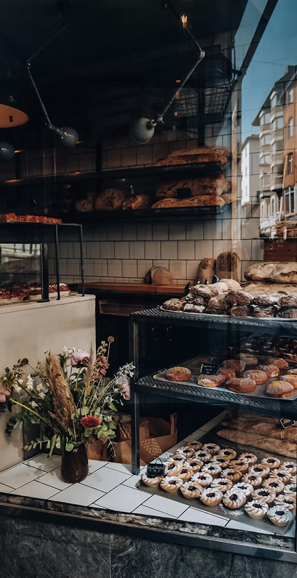 Pane e prodotti da forno esposti in bottega