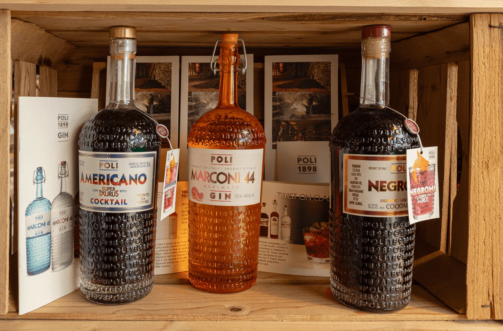 Bottiglie per cocktail e aperitivi esposte in una cassetta di legno