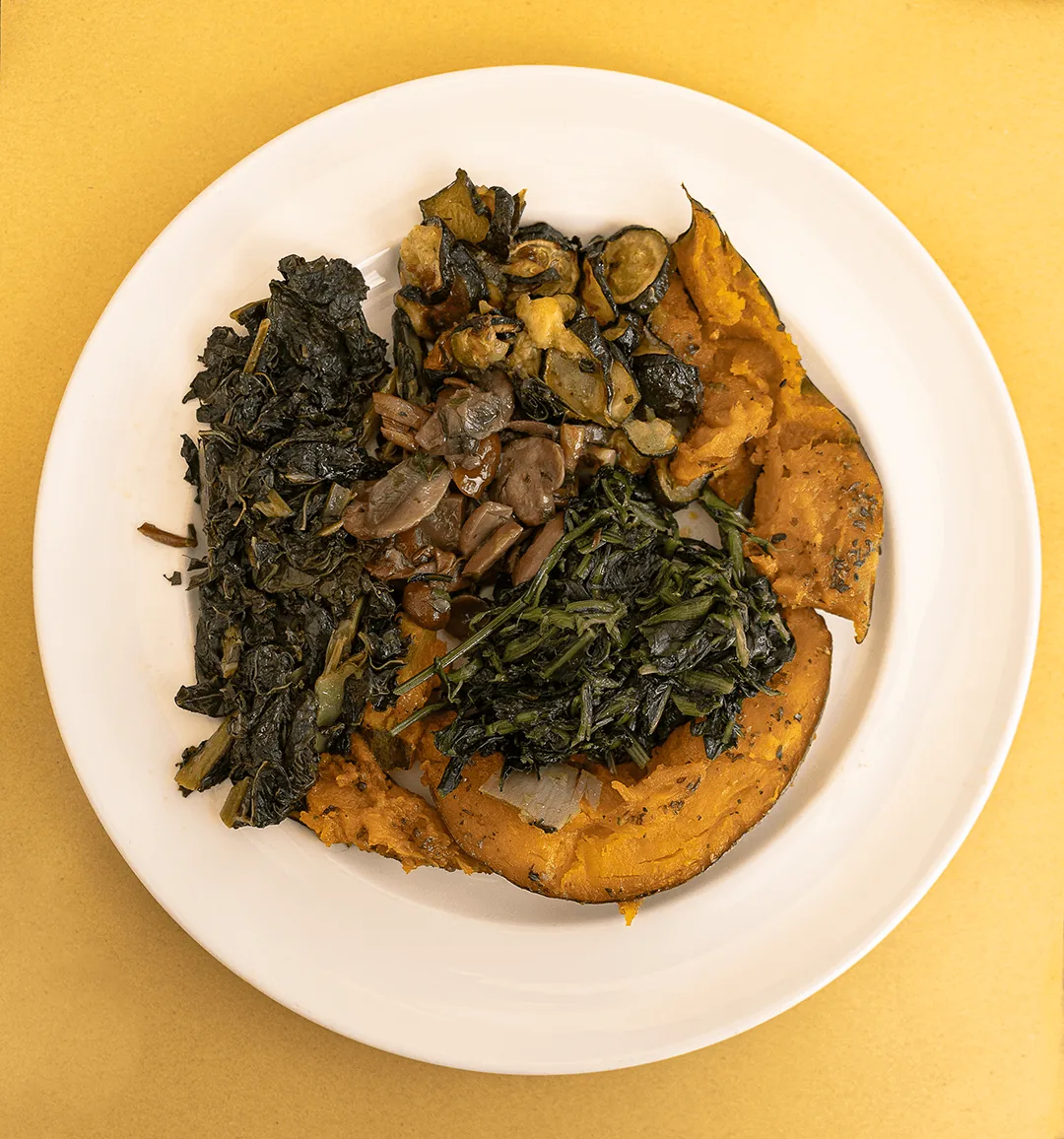 Piatto di contorni con verdure e zucca