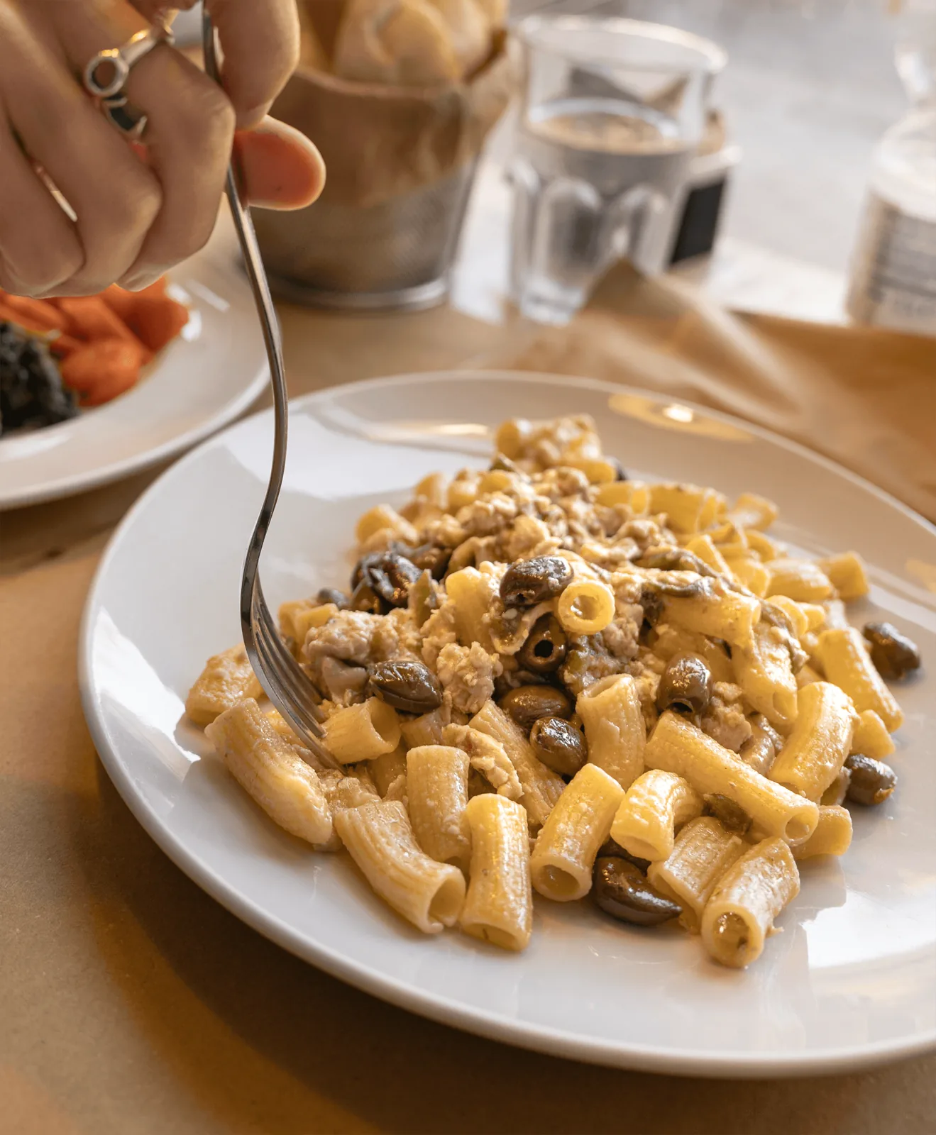 Un piatto di pasta della cucina di Menta e Rosmarino, servito a tavola