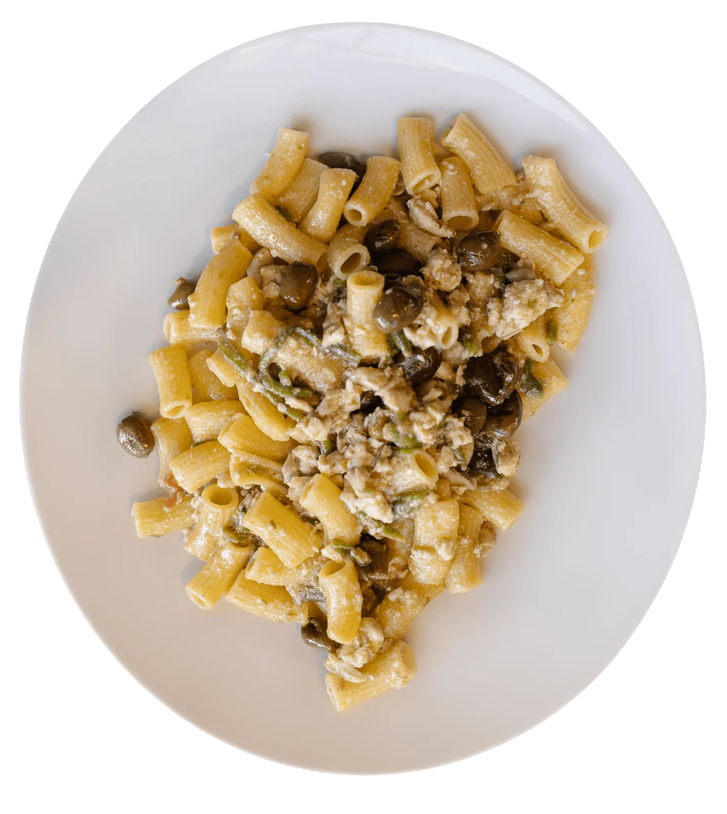Piatto di pasta con olive, visto dall’alto