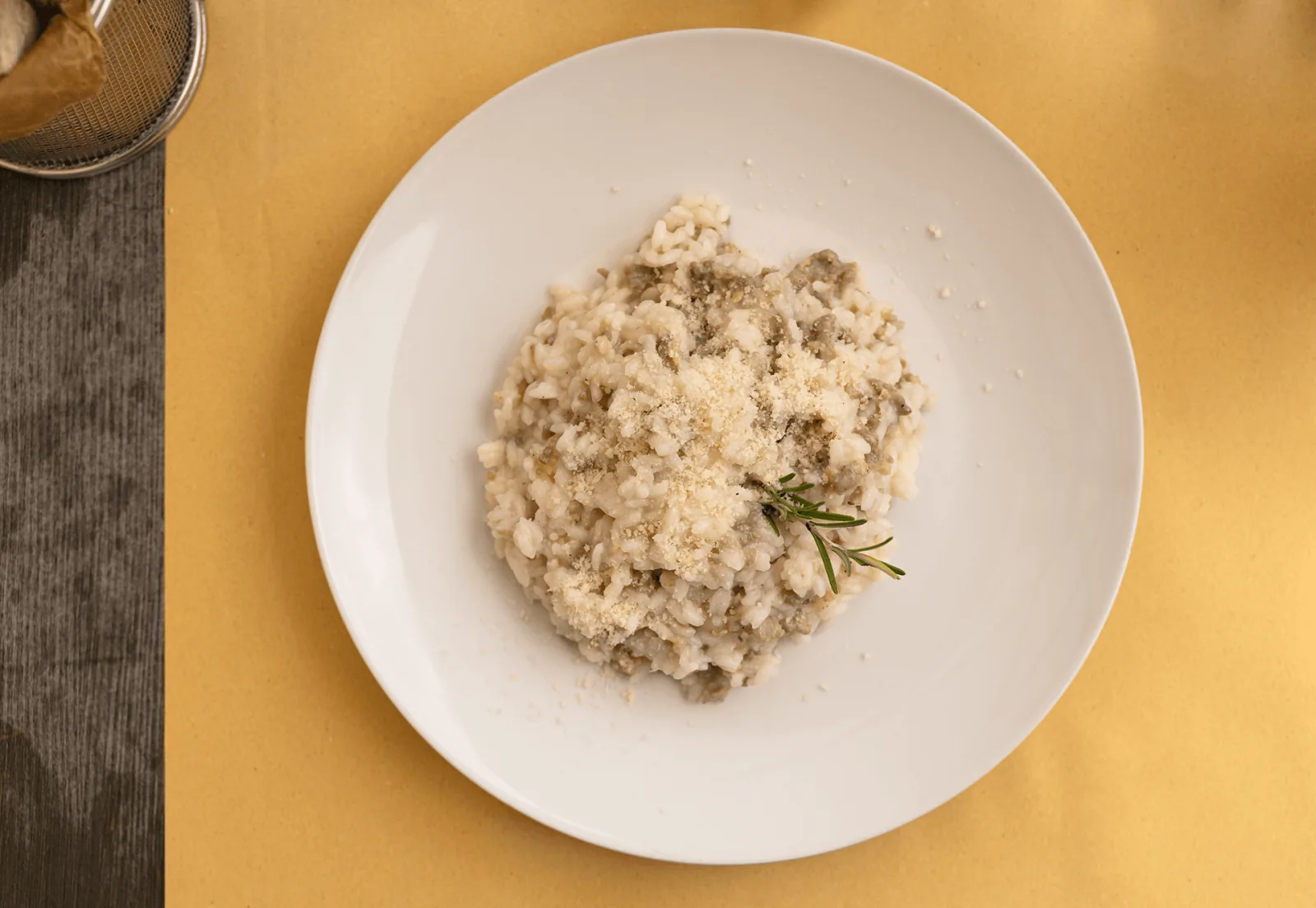 Risotto servito in un piatto bianco, visto dall’alto