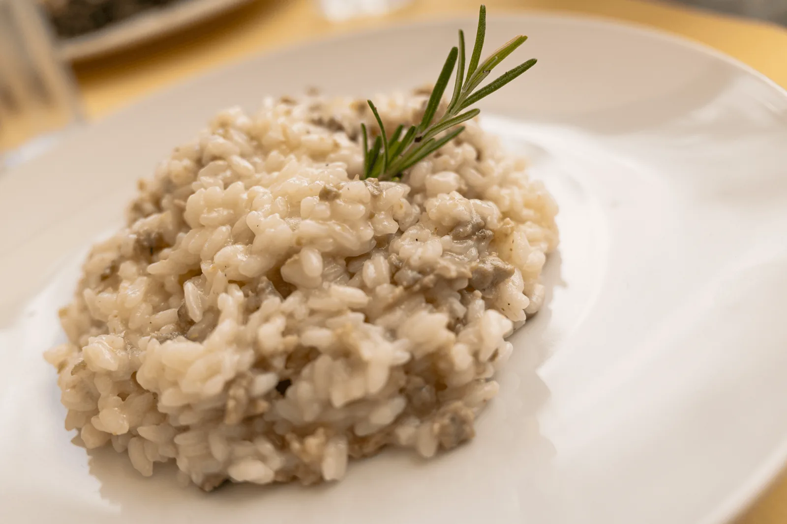 Dettaglio ravvicinato di un risotto con un rametto di rosmarino