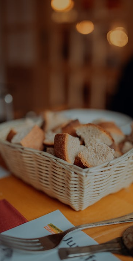 Pane sulla tavola pronto per il pranzo
